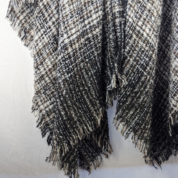 Angie Over-the-Shoulder Wrap Black, Brown ans White Plaid Knit ~ One Size - Picture 4 of 5